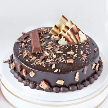 Crunchy Kitkat Chocolate Cake